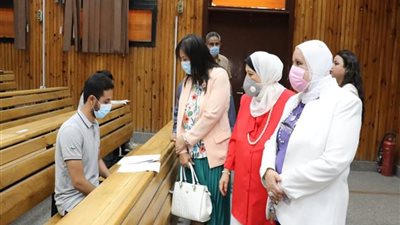 كمامة وتباعد اجتماعي.. طلاب الثانوية يؤدون اختبارات القدرات بإعلام القاهرة