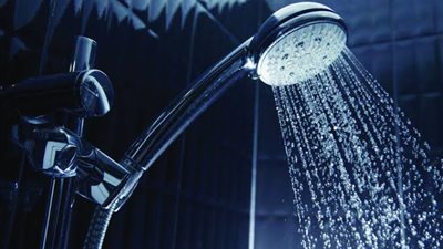 يقي من فرط التعرق.. فوائد الاستحمام ليلًا لصحة الإنسان