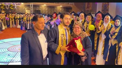 في حفل تخرجه.. طالب يُقبّل قدم والدته أمام زملائه.. فيديو