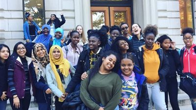 هيلاري كلينتون ومادلين أولبرايت أبرز الخريجات... أشهر كليات الفنون النسائية في العالم