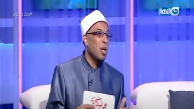 متصلة: بحط مكياج والناس بتهاجمني لمّا بقرأ في المصحف.. وأزهري يرد | فيديو