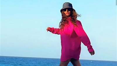 حافية القدمين.. زينة في إطلالة صيفية: احلم واتمنى 