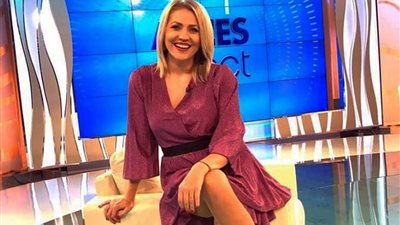 في بثّ مُباشر.. امرأة عارية تهجم على مذيعة داخل استديو (فيديو)