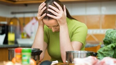 كوميديا سنة أولى جواز.. سلمى: «غسلت المكرونة» ومريم: «الغسيل بقى لون واحد»