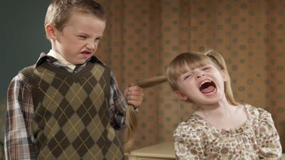 يحلوا مشاكلهم بنفسهم.. أخصائية نفسية تُحذر من التدخل في «خناقات الأطفال»