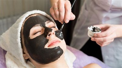 للبنت العشرينية.. فوائد ماسك الفحم لبشرة شباب طول العمر