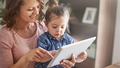 بيكون في عالم تاني.. احذري «التكنولوجيا» قد تصيب طفلك بالتوحد 