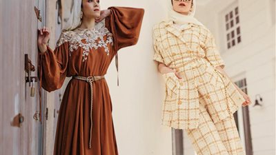موضة في 2021.. طرق تنسيق وارتداء الفساتين الكشاكش