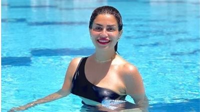 منة فضالي تثير الجدل بالبكيني وكاش مايوه