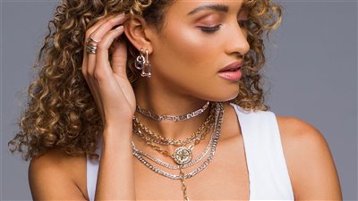 نصائح لارتداء طبقات متعددة من الإكسسوارات.. «متبقيش أوفر»