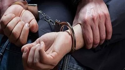 أهالي نبروه يضبطون شابًّا أثناء سرقته قرطًا ذهبيًّا من طفلة 