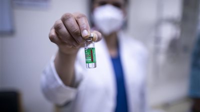 «الصحة» تضيف عقارًا جديدًا أكثر فعالية لعلاج «كورونا»