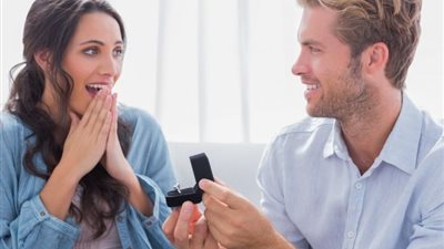 ازاي اعرف إن خطيبي شاريني؟.. 3 علامات 