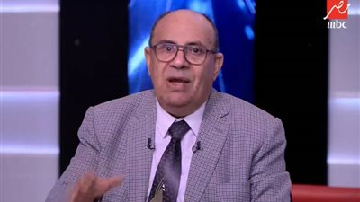 مرات ابني بتلبس ضيق.. ومبروك عطية يرد: انتي مالك | فيديو