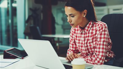 متهزريش.. كيف تتعاملين مع مديرك الذي يتحرش بك؟