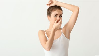 أسباب رائحة العرق الكريهة عند البنات وعلاجها
