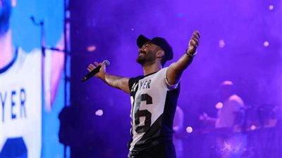  تامر حسني يشعل الساحل الشمالي بحفل على المسرح الروماني | صور