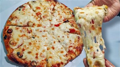 طريقة عمل البيتزا في البيت زي المحلات