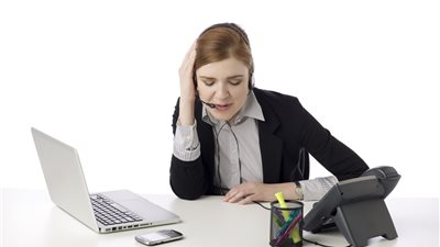 «الزوجة الموظفة».. كيف تجمع بين العمل والبيت وتربية الأبناء؟