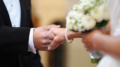 عريس يُطلق عروسة بعد شهر من الزواج.. والسبب من «علامات الساعة»| فيديو