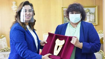 ماذا تفعل وزيرة الثقافة في دمياط؟