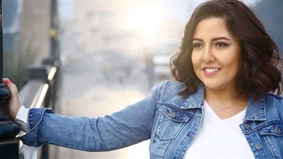 شاهد.. مي كساب تدعو لوالدها بالشفاء