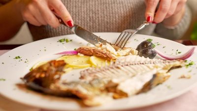  علمى ولادك علشان ميتكسفوش .. إتيكيت أكل السمك خارج البيت |فيديو