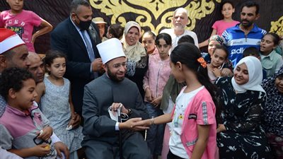 أسامة الأزهري يُفاجئ الثانية على الثانوية الأزهرية مكفوفين بزيارتها في قريتها بالبحيرة.. صور