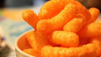 الشيبسي وجميع مشتقاته.. خطر «الإسناكس» على الأطفال.. يُصيب بالسرطان