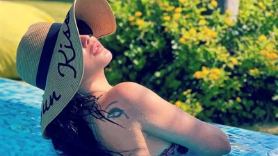 قبل حفل الساحل.. هيفاء وهبي بالبرنيطة في «البسين»