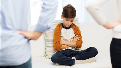 بهدوء.. تفادي تكرار طفلك للخطأ في ثلاث خطوات