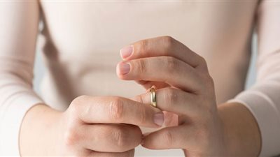 جعلني خادمة.. زوجة تطلب الخلع: زوجي لعبة أخته.. بتحركه بريموت كنترول