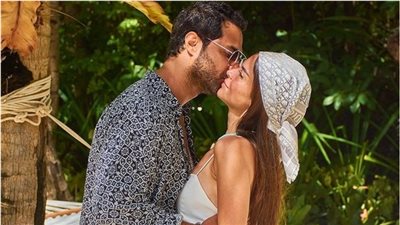 كريم فهمي وزوجته في صور رومانسية بمالديف