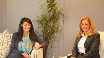 المشاط تجري حوارًا مفتوحًا مع متدربي البرنامج الرئاسي حول أهمية التمويلات