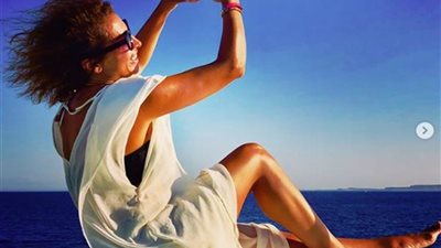 بإطلالة شبابية.. روجينا تخطف الأنظار من أمام البحر