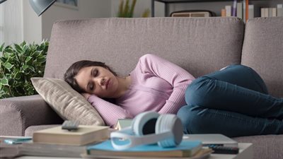 تفسير حلم السباحة في المنام للعزباء والمتزوجة والحامل