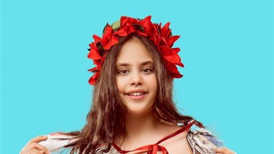 للحفاظ على البيئة.. إنجي ممدوح تصمم فساتين من «البلاستيك والنفايات»