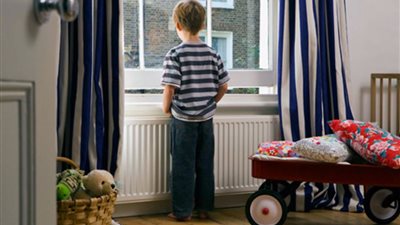 أصابته بأمراض نفسية.. أم تحبس طفلها لمدة عام ونصف داخل المنزل | فيديو