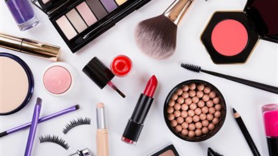 حطي مكياج صح.. أبرز الأخطاء التي تقع فيها البنات عند وضع الميك آب 