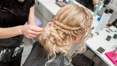 براءة صاحبة محل كوافير من إسقاط شعر زبونة بـ «صبغة» بالكويت