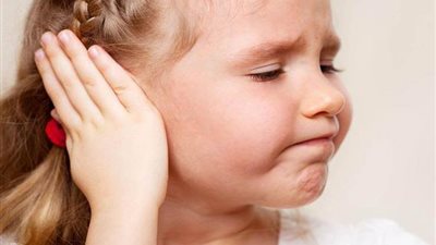 استشاري طب أطفال تُحذر من شد أذن الأبناء| فيديو