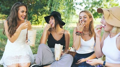 السماح لبنتك بالسفر مع صاحبتها.. حرية زائفة أم تربية صحيحة؟