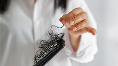 أستاذ بالقومي للبحوث يكشف علاقة زيادة حالات تساقط الشعر بكورونا 