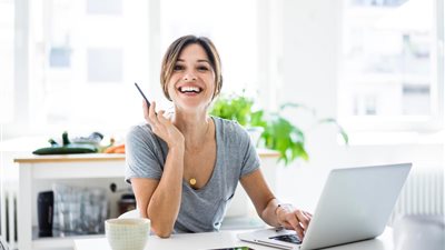 أبرزها كرسي مريح.. إزاي تخلي عملك من المنزل ممتعًا