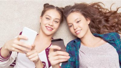 أسرار البنات على «الواتس آب».. سلمى: «مقدرش أعيش من غيرها» وريم: «ضحك طول اليوم»