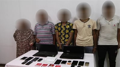  سقوط عصابة تتزعمها امرأة لسرقة أموال عملاء البنوك 