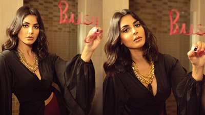 رانيا منصور تمضي بالروج على المرايا: 