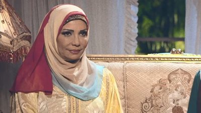 سوسن بدر تظهر بالحجاب.. ومخرج شهير يطبع قبلة على رأسها (صورة)