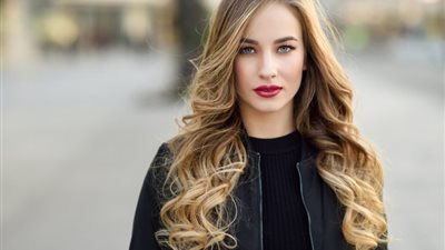 امرأة في مشهد.. لما خروجتك مع خطيبك تتحول لخناقة بسبب الحموات