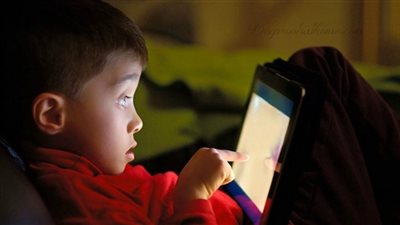 تنمر وجنس وعنف وألفاظ نابية.. 7 تطبيقات خطر على طفلك يجب حظرها